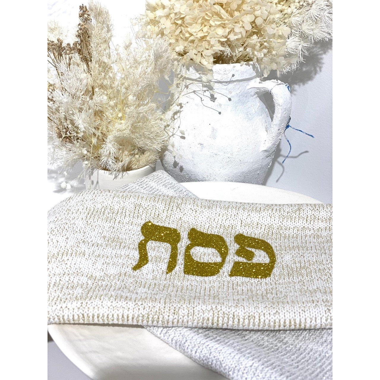 Matzah Cover - White/Gold, closeup