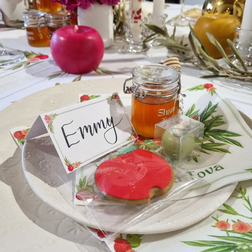 Rosh Hashanah Shana Tova Sweet Apple Placecards, table setup